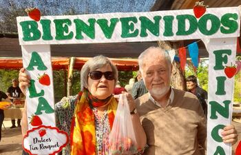 Adultos mayores de una casa de retiro de la Colonia Neuland, del Chaco, llegaron hasta a Areguá para cosechar frutillas