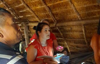 Celeste Escobar, hablando con los líderes de la comunidad Paī Tavyterã, de Amambay.