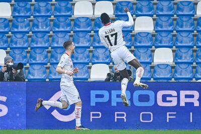 Rafael Leao celebra el gol que anotó para el AC Milan