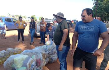 La asociación de comité de pequeños productores de San Juan Bautista, Misiones recibieron 504 kits de víveres desde la EBY.