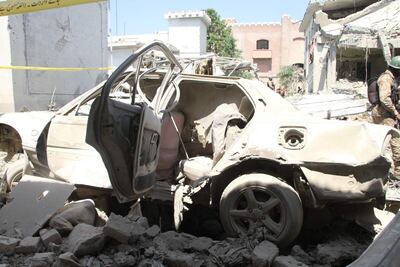 Un vehículo dañado por las explosiones en Swat, Pakistán.