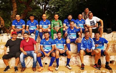 Los integrantes de Nuestra Señora de la Asunción, a la espera de su turno para ingresar al campo. Luego de la inactividad por la pandemia, los certámenes barriales de fútbol retornaron con todo.