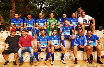 Los integrantes de Nuestra Señora de la Asunción, a la espera de su turno para ingresar al campo. Luego de la inactividad por la pandemia, los certámenes barriales de fútbol retornaron con todo.