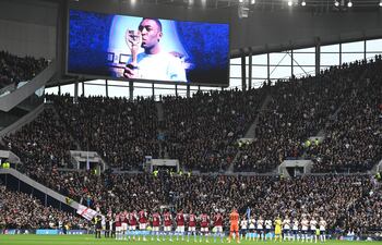 Jugadores y aficionados del Tottenham y del Aston Villa rindieron ayer un homenaje a Pelé.