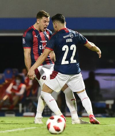 El festejo de Claudio Aquino (22) con   Churín tras anotar de penal.