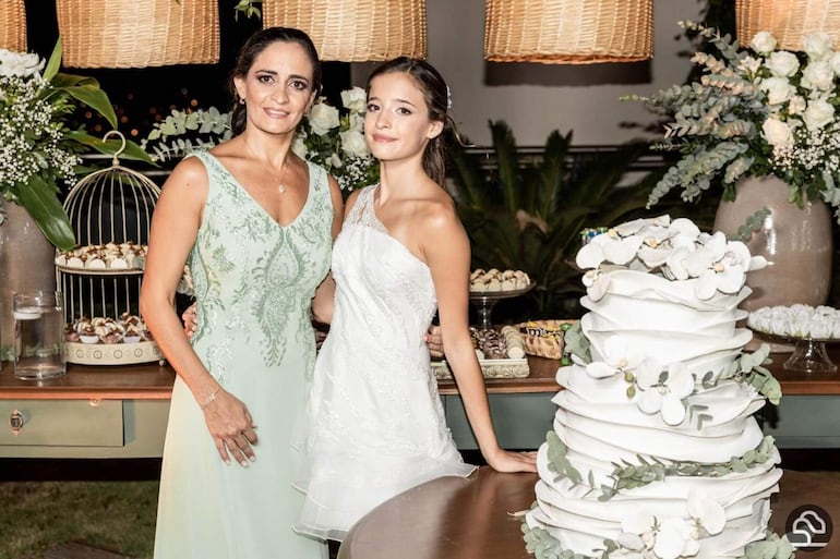 Vanessa Benoit Cáceres junto a su hija.