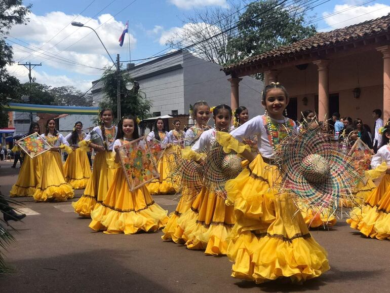 Desfile con trajes típicos de la mujer paraguaya.