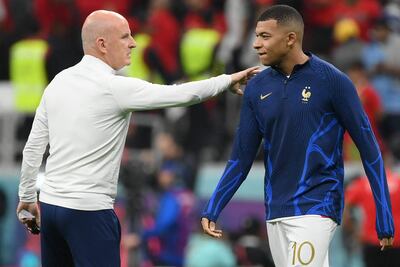 El entrenador asistente de Francia, Guy Stephan, habla con el delantero número 10 de Francia, Kylian Mbappe, mientras los jugadores calientan antes del partido de fútbol de semifinales de la Copa Mundial de Qatar 2022 entre Francia y Marruecos en el Estadio Al-Bayt en Al Khor, al norte de Doha, el 14 de diciembre. 2022.