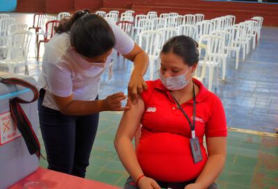 Una paciente embarazada recibiendo la dosis contra el COVID-19 en el vacunatorio del estadio Ykuá Pytä de Villarrica.