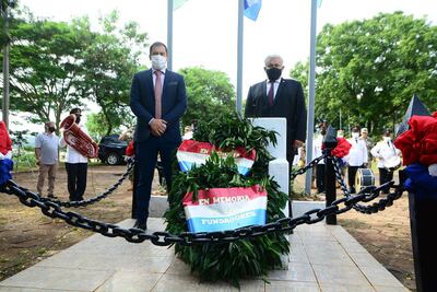 La entrega de corona de laureles en el acto oficial por los 64 años de Ciudad del Este.