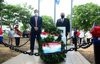 La entrega de corona de laureles en el acto oficial por los 64 años de Ciudad del Este.