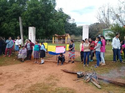 Los alumnos y padres de familias están acampados en el portón de acceso a la institución.