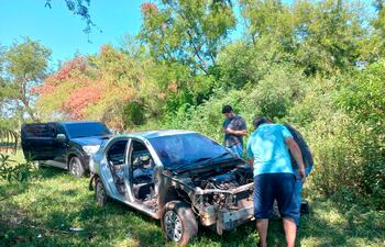 José Rodrigo Rojas Sucedo, la víctima del robo (i), junto a allegados revisan el auto abandonado en las inmediaciones del Carfem.
