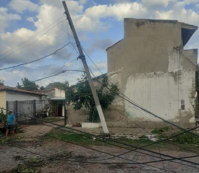 Averías causadas en el sistema de distribución de energía eléctrica, en la zona de Lambaré, durante la tormenta del pasado jueves.