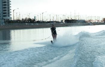 Constanza Codas Bedoya (15) en una práctica de esquí náutico en la Costanera Padre Bolik de Encarnación, una de las subsedes de Asu.