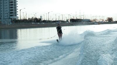 Constanza Codas Bedoya (15) en una práctica de esquí náutico en la Costanera Padre Bolik de Encarnación, una de las subsedes de Asu.
