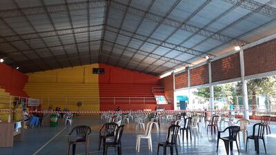 El Polideportivo Municipal de Fernando de la Mora se preparó para vacunar a 1.200 personas por día, pero este lunes solamente se llegó a 122 vacunados hasta el cierre del primer conteo.