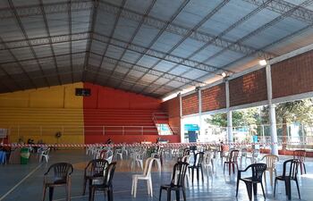 El Polideportivo Municipal de Fernando de la Mora se preparó para vacunar a 1.200 personas por día, pero este lunes solamente se llegó a 122 vacunados hasta el cierre del primer conteo.