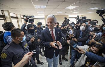 El periodista y director de El Periódico, José Rubén Zamora, habla ante los medios, en un juzgado guatemalteco, en Ciudad de Guatemala (Guatemala). (EFE)