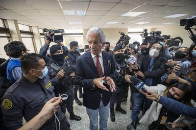 El periodista y director de El Periódico, José Rubén Zamora, habla ante los medios, en un juzgado guatemalteco, en Ciudad de Guatemala (Guatemala). (EFE)