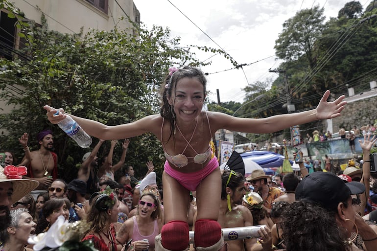 BRA01. RÍO DE JANEIRO (BRASIL), 11/02/2023.- Viandantes participan de la comparsa carnavalesca "Céu na Terra" hoy, en Río de Janeiro (Brasil). El carnaval oficial de Brasil comienza en la próxima semana pero decenas de comparsas carnavalescas ya desfilan por los barrios de Río. EFE/ Antonio Lacerda