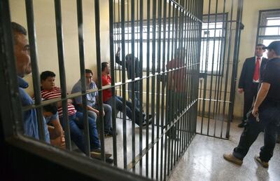 De izquierda a derecha, Armando Carrillo (parado), el taxista Pablo Brítez, Martín Huerta y el taxista Patricio Fernández en el retén del Palacio de Justicia. Archivo Abc.