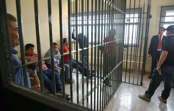 De izquierda a derecha, Armando Carrillo (parado), el taxista Pablo Brítez, Martín Huerta y el taxista Patricio Fernández en el retén del Palacio de Justicia. Archivo Abc.