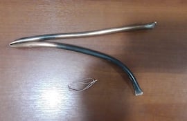 parte de la manguera de cobre y un pedazo de alambre que encontraron en poder del adolescente detenido.