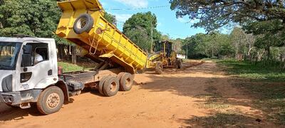 Ante indiferencia de autoridades de Carapeguá, vecinos gestionaron ante la Goberanción de Paraguarí las maquinarias viales para que el acceso a la compañía Espartillar sea mejorada.