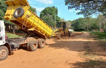 Ante indiferencia de autoridades de Carapeguá, vecinos gestionaron ante la Goberanción de Paraguarí las maquinarias viales para que el acceso a la compañía Espartillar sea mejorada.
