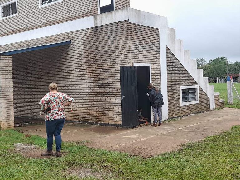 Se observa que las paredes filtran agua y comienza a presentar moho.