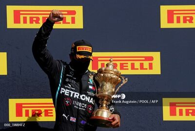 Festejo de Hamilton en lo más alto del podio.