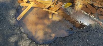 El agua limpia se junta con el agua servida más abajo en la avenida Augusto Roa Bastos.