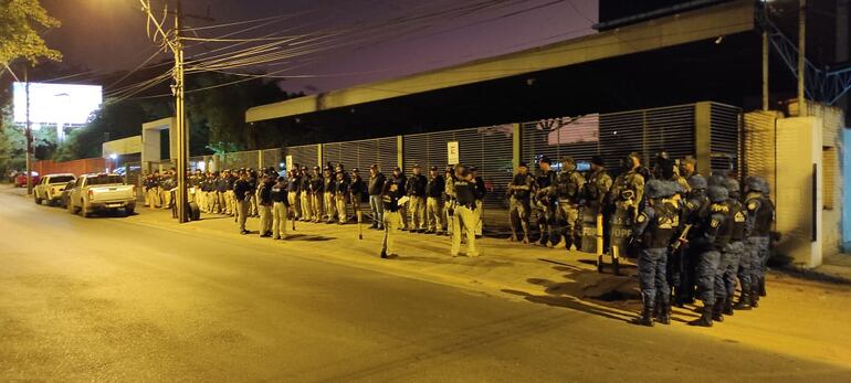 Formación policial antes de iniciar los siete allanamientos.