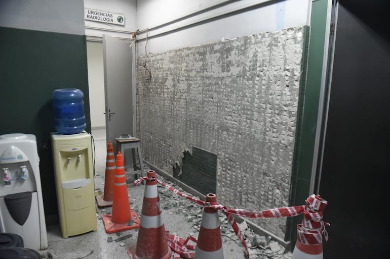Lamentable imagen de un sector del IPS Boquerón cuyas refacciones y polvo recibieron a los asegurados.