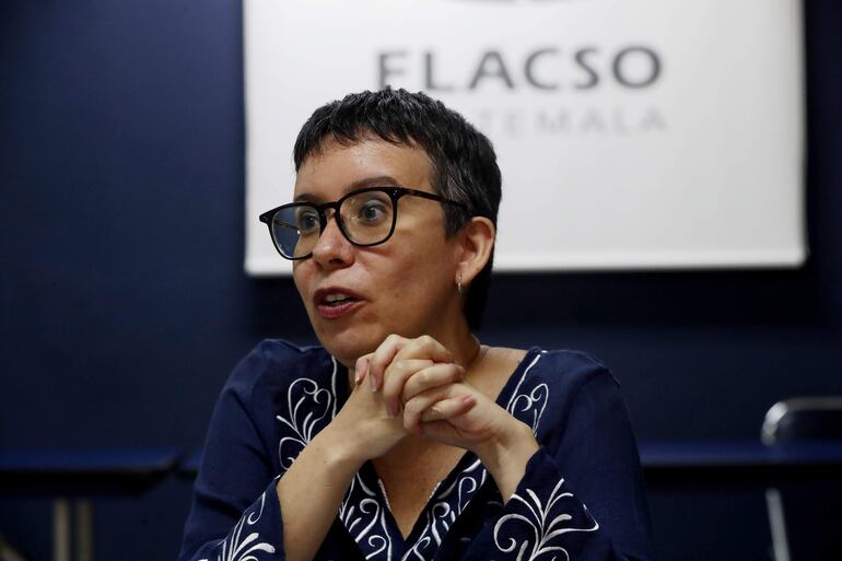 Mirna Montenegro, directora del Observatorio en Salud Sexual y Reproductiva de Guatemala, habla en entrevista con EFE en Ciudad de Guatemala (Guatemala).