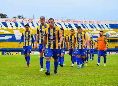 Los jugadores de Sportivo Luqueño abandonan el campo al finalizar el primer tiempo contra Colegiales por la ronda 28 de la División Intermedia.