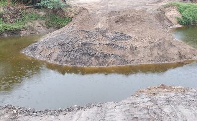 Parte del terraplenado   construido sobre el riacho Mosquito para utilizar  como camino por un ganadero.