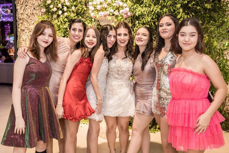 María Paz con sus amigas.
