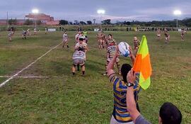 Secuencia del juego entre Luque y San José, por la séptima fecha del torneo Clausura de la URP. Foto: Liliana Milichi