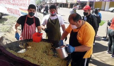 Desde hace dos meses los “paseros” organizan una olla popular los lunes, miércoles y viernes, frente al acceso al centro de fronteras del puente internacional.