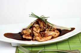 Supremas salteadas con puerros y salsa de soja.