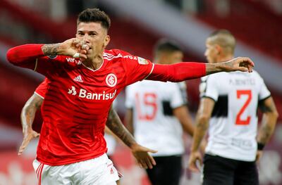 AMDEP2332. PORTOALEGRE (BRASIL), 05/05/2021.- Víctor Cuesta de Internacional celebra un gol hoy, en un partido de la Copa Libertadores entre Internacional y Olimpia en el estadio Beira-Rio en Portoalegre (Brasil). EFE/Silvio Ávila