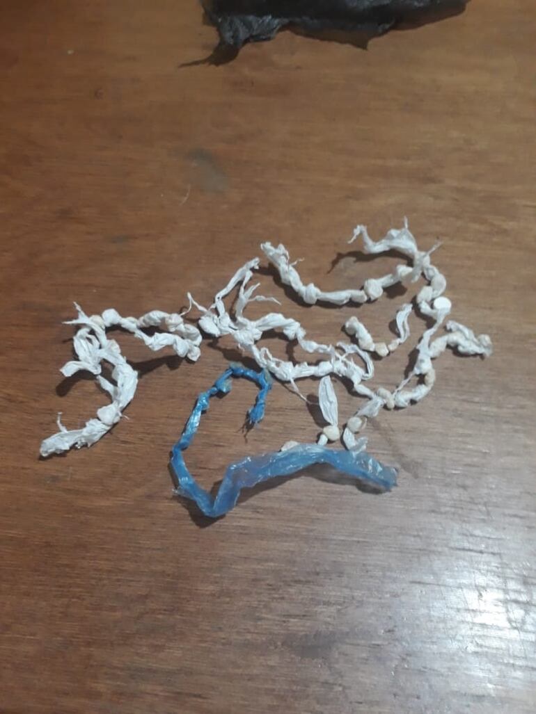 Los moñitos de presunto crack encontrado en poder de uno de los detenidos