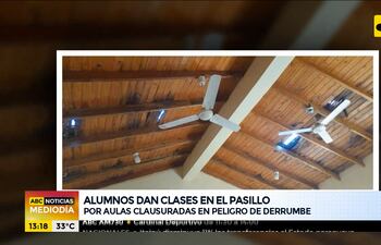 Alumnos dan clases en el pasillo