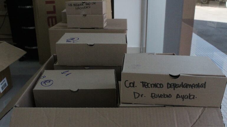 En una de las cajas se logra leer el destino que tiene una partida de tarjetas "perfil estudiantil"