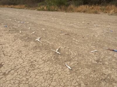 Parte de los residuos hospitalarios esparcidos en el camino que conduce a Fuerte Olimpo, al caerse del camión recolector.