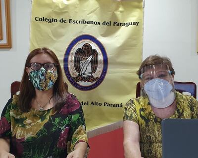 Myrian Rolón (secretaria general) y Ana Isabel Campos Ortiz (presidente) del Colegio de Escribanos, filial Alto Paraná.
