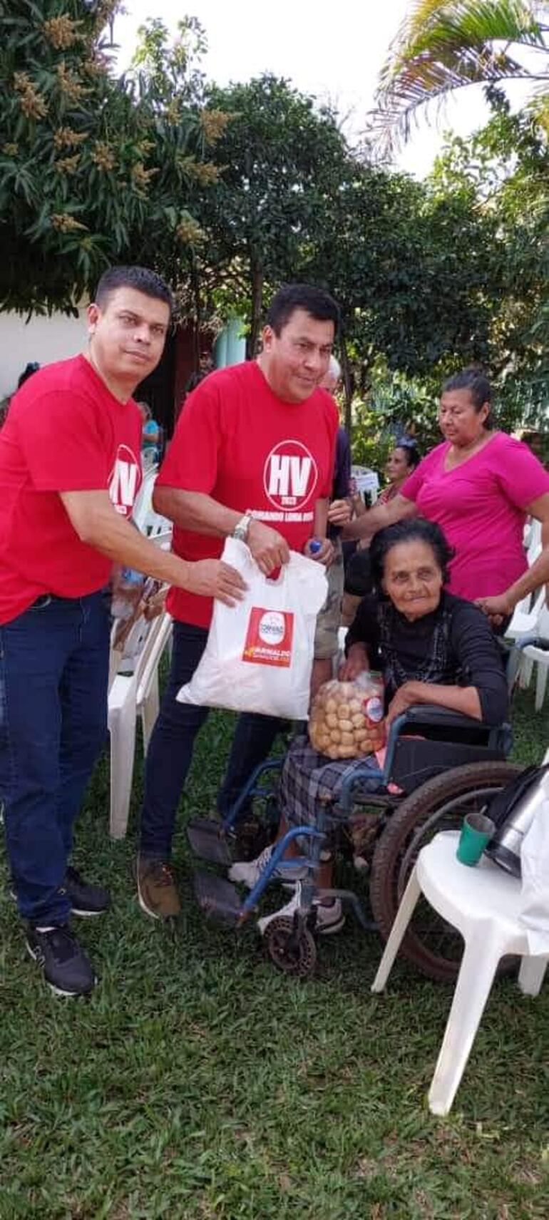 Salinas (izq), en compañía de los miembros del “gran comando Loma Merlo”, repartieron bolsas de coquitos para promocionar su candidatura a la concejalía.