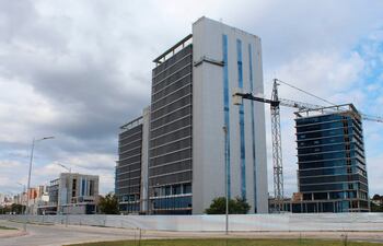 La construcción de las futuras oficinas del gobierno, en la zona del puerto de Asunción, está en etapa de culminación. No hay dinero para equiparlas y quieren usar lo que quedó pendiente de un préstamo para el metrobús.